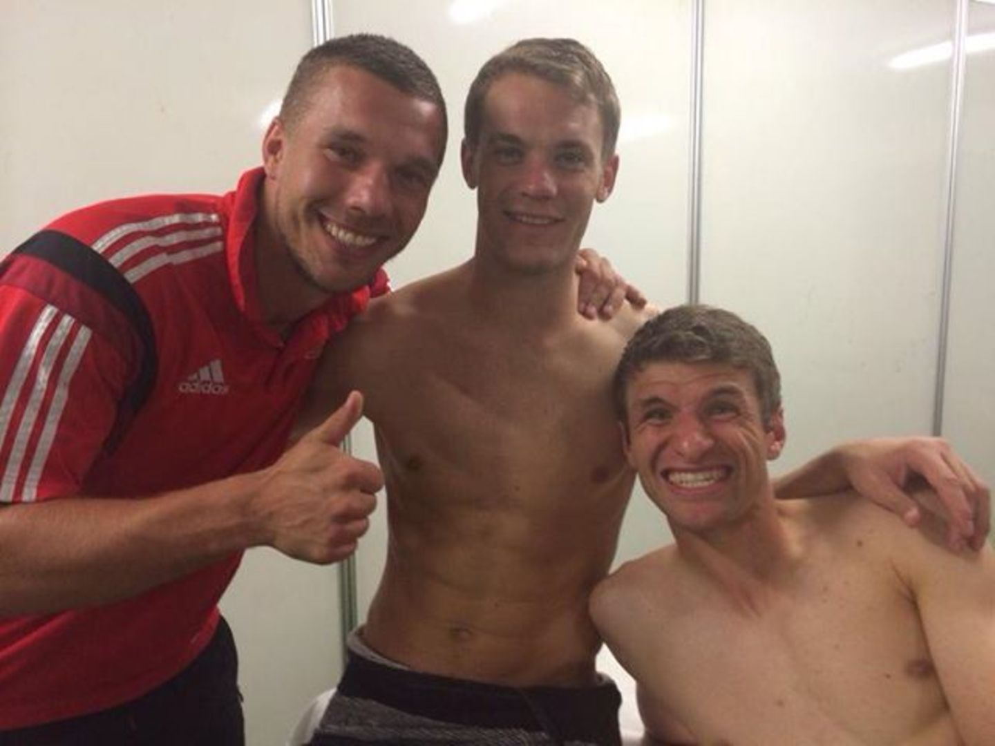 Podolski, Neuer und Müller zeigen ihren Fans auf Facebook, wie sehr sie sich über den Sieg freuen.
