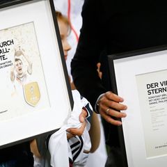Die personalisierten Urkunden für Miroslav Klose ("Im Salto durch die Fußballgeschichte") und "Philipp Lahm ("Der Vier-Sterne-Kapitän")
