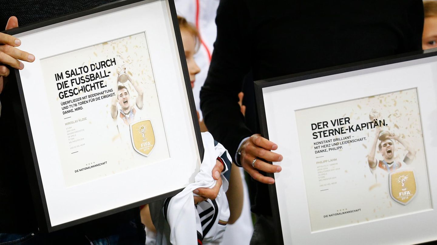 Die personalisierten Urkunden für Miroslav Klose ("Im Salto durch die Fußballgeschichte") und "Philipp Lahm ("Der Vier-Sterne-Kapitän")