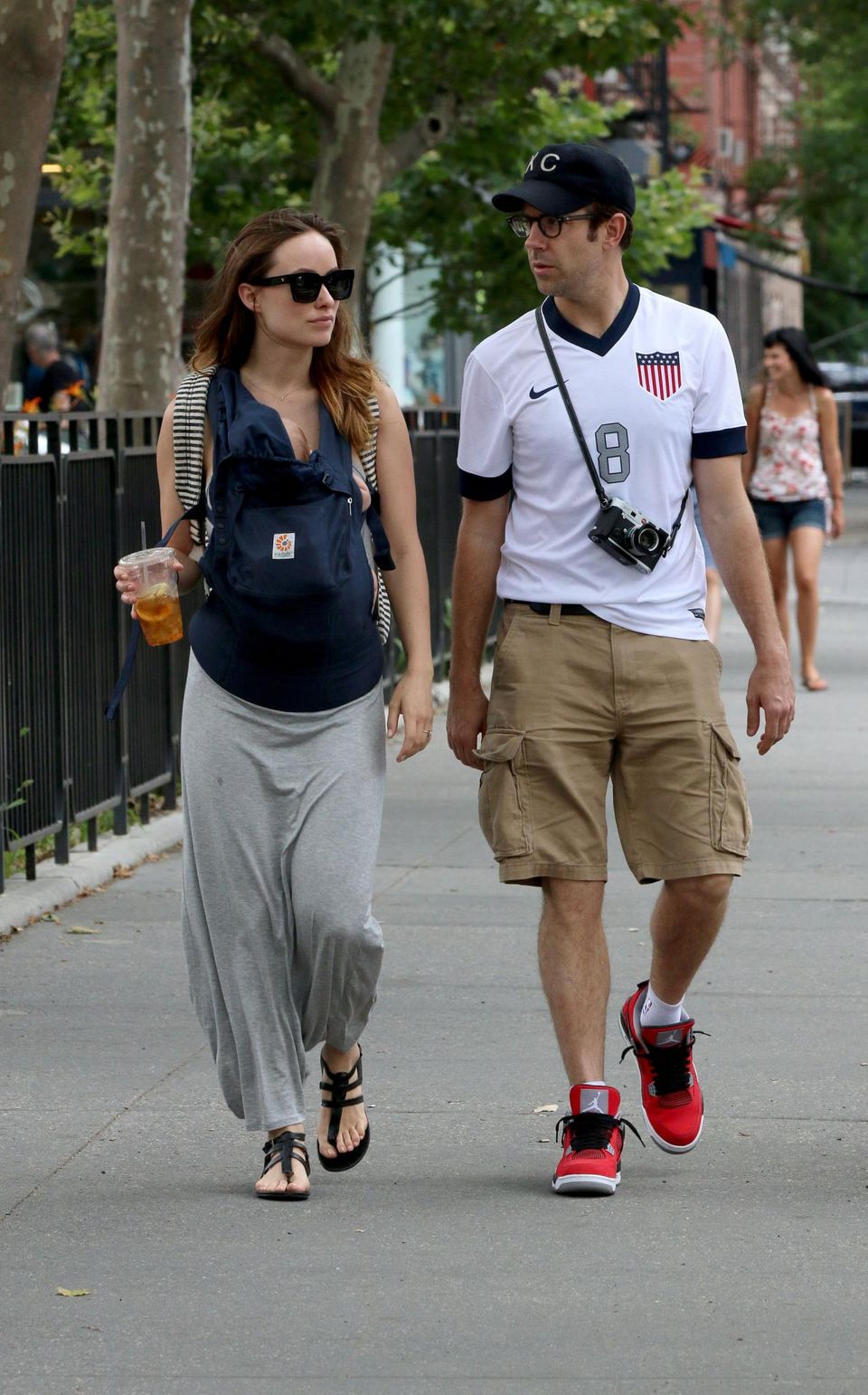Jason Sudeikis trägt beim gemeinsamen Spaziergang mit Olivia Wilde und Baby ein Trikot der U.S. Mannschaft. Jason Sudeikis trägt beim gemeinsamen Spaziergang mit Olivia Wilde und Baby ein Trikot der U.S. Mannschaft.