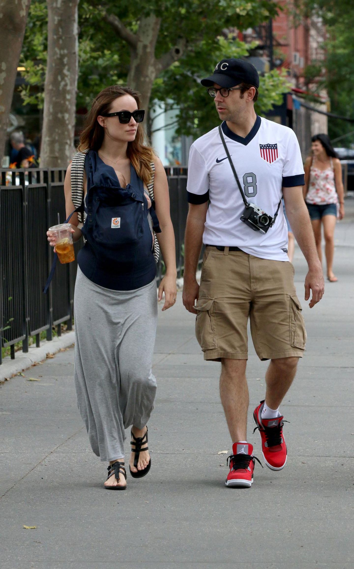 Jason Sudeikis trägt beim gemeinsamen Spaziergang mit Olivia Wilde und Baby ein Trikot der U.S. Mannschaft.