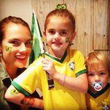 Alessandra Ambrosio freut sich mit ihren Kindern Anja und Noah über den Einzug Brasiliens ins Viertelfinale.