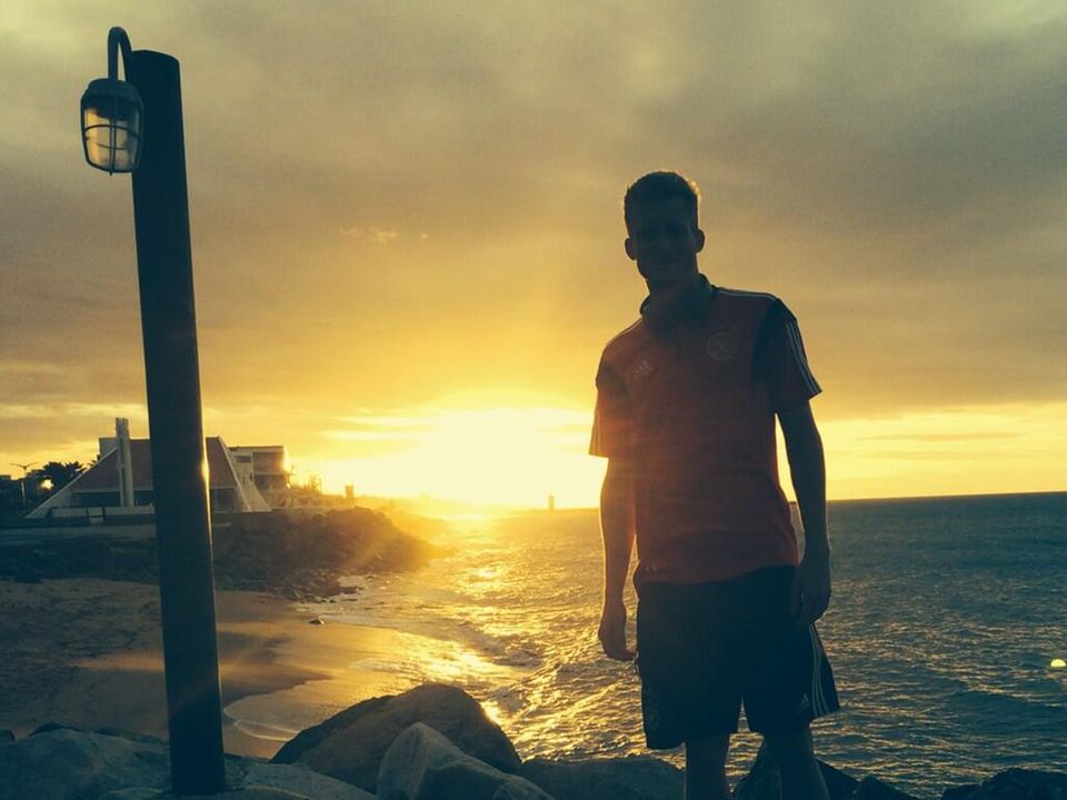 Am Abend vor dem Spiel gegen Ghana, macht André Schürrle noch einen Spaziergang am Strand. Am Abend vor dem Spiel gegen Ghana, macht André Schürrle noch einen Spaziergang am Strand.