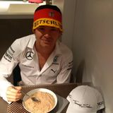 Schon am Frühstücksstisch drückt Formel-1-Fahrer Nico Rosberg der deutschen DFB-Elf die Daumen.