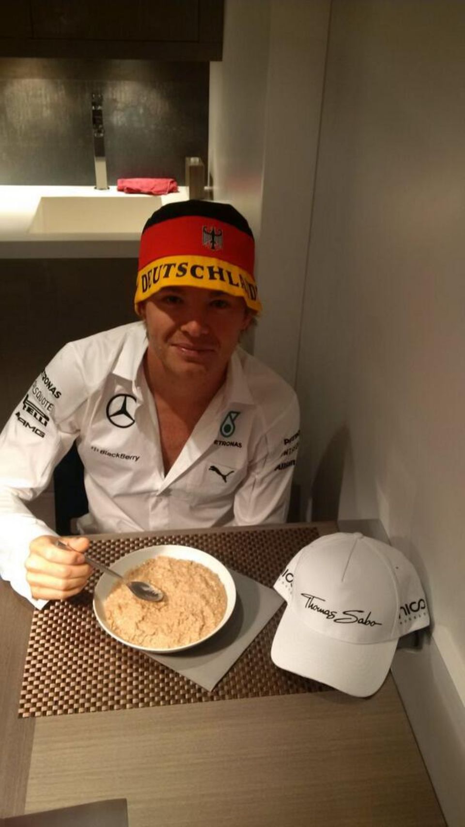 Schon am Frühstücksstisch drückt Formel-1-Fahrer Nico Rosberg der deutschen DFB-Elf die Daumen.