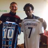 Sein ehemaliger Bayern-Kollege Zé Roberto überreicht Bastian Schweinsteiger ein Trikot seines Vereins.