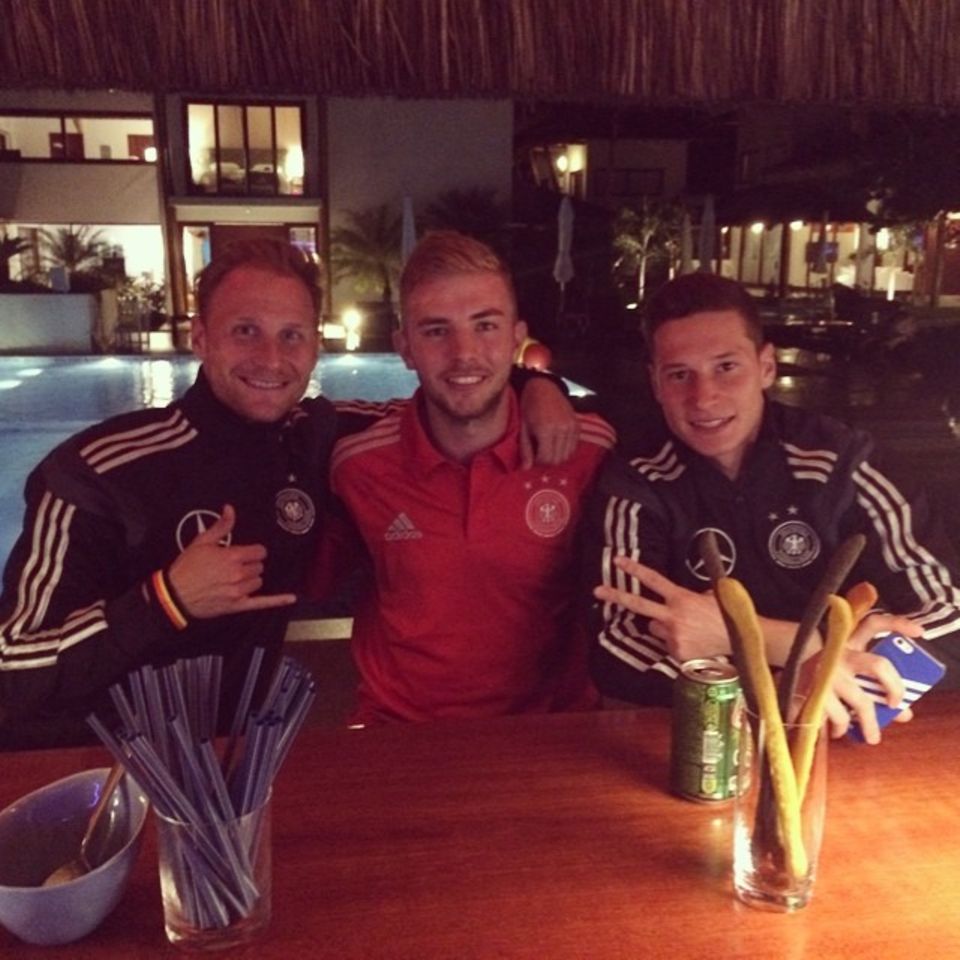 Benedikt Höwedes, Christoph Kramer und Julian Draxler lassen den Abend im Campo Bahia ausklingen.