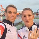 Manuel Neuer und Bastian Schweinsteiger fliegen nach dem Spiel gegen die U.S.A. zurück nach Bahia.