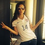 Model Lily Aldridge posiert in einem USA-Trikot.
