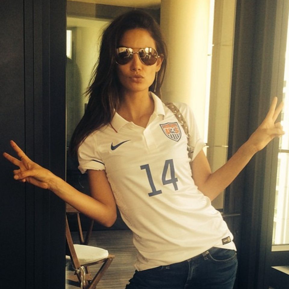 Model Lily Aldridge posiert in einem USA-Trikot.