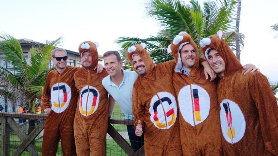 Bundestrainer und Manager mal anders: Oliver Bierhoff posiert für ein Foto mit "Jogi-Bären". Bundestrainer und Manager mal anders: Oliver Bierhoff posiert für ein Foto mit "Jogi-Bären".