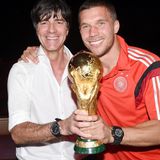 Merte, Klose und Lahm: Glücklich lachen Jogi Löw und Lukas Podolski mit der Trophäe in die Kamera.