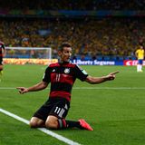 Miroslav Klose legt in der 23. Minute nach und bricht damit den Rekord mit den meisten WM-Toren.