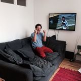 Schauspieler Fahri Yardim schickt dem DFB-Team Glückwünsche von seinem "WM-Glücks-Sofa".