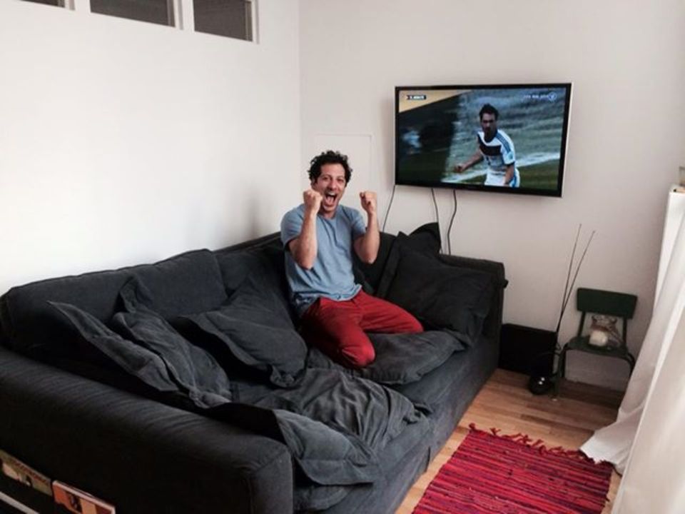 Schauspieler Fahri Yardim schickt dem DFB-Team Glückwünsche von seinem "WM-Glücks-Sofa". Schauspieler Fahri Yardim schickt dem DFB-Team Glückwünsche von seinem "WM-Glücks-Sofa".