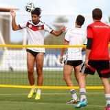 Beim Training steht auch Fußballtennis an.