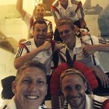 "Jungs, es war mir eine Ehre", schreibt Bastian Schweinsteiger zu dem Gruppen-Selfie und bedankt sich "für eine tolle Zeit ohne Eskapaden".