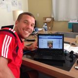 Lukas Podolski steht den Fans auf Facebook Rede und Antwort.