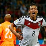 Mesut Özil schießt in der 119. Minute das 2:0.