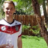 Manuel Neuer wird für sein Spiel gegen Algerien zum "Man Of The Match" gekürt.