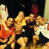 Lukas Podolski twittert direkt nach dem unfassbaren Sieg aus der Kabine.