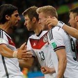 Khedira, Müller und Özil gratulieren Schürrle zu seinem Tor.