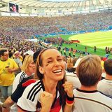 Annemarie Carpendale guckt sich das Spiel gegen Frankreich live im Stadion an.