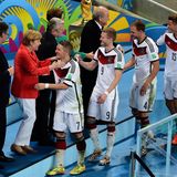 Merte, Klose und Lahm: Bundeskanzlerin und DFB-Elf-Fan Angela Merkel gratuliert jedem einzelen Spieler.