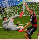 In der 11. Minute schießt Thomas Müller das erste Tor für Deutschland.