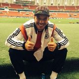 Auch verletzt und vom Spielfeldrand aus freut sich Lukas Podolski auf das Spiel gegen Algerien.