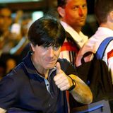 Thumbs up von Jogi Löw: Das deutsche Team macht sich auf den Weg zum Finale nach Rio.