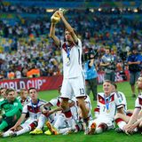 Merte, Klose und Lahm: Thomas Müller mit dem Pokal der Pokale