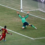Da ist Manuel Neuer machtlos: Wegen Abwehrfehlern kann Ghanas Asamoah Gyan in der 63. Minute das 2:1 schießen. Neuer liefert insgesamt eine solide Leistung: Er entschärft in der ersten Halbzeit einige gefährliche Situationen und zeigt nur wenige Unsicherheiten.