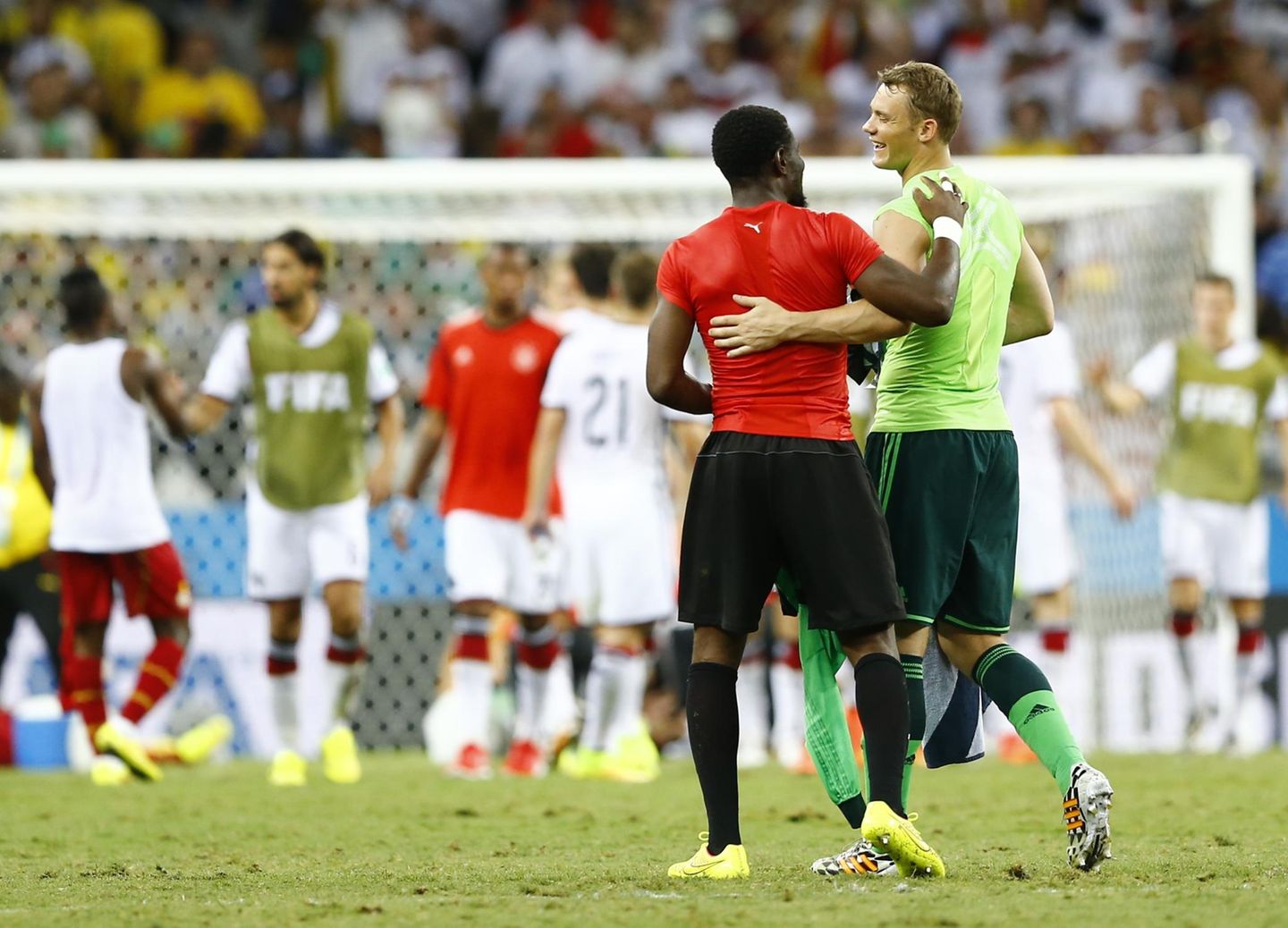Ob Manuel Neuer hier gerade mit Ghanas Torhüter Fatau Dauda über seinen missglückten Abwurf scherzt, den er gerade noch retten konnte?