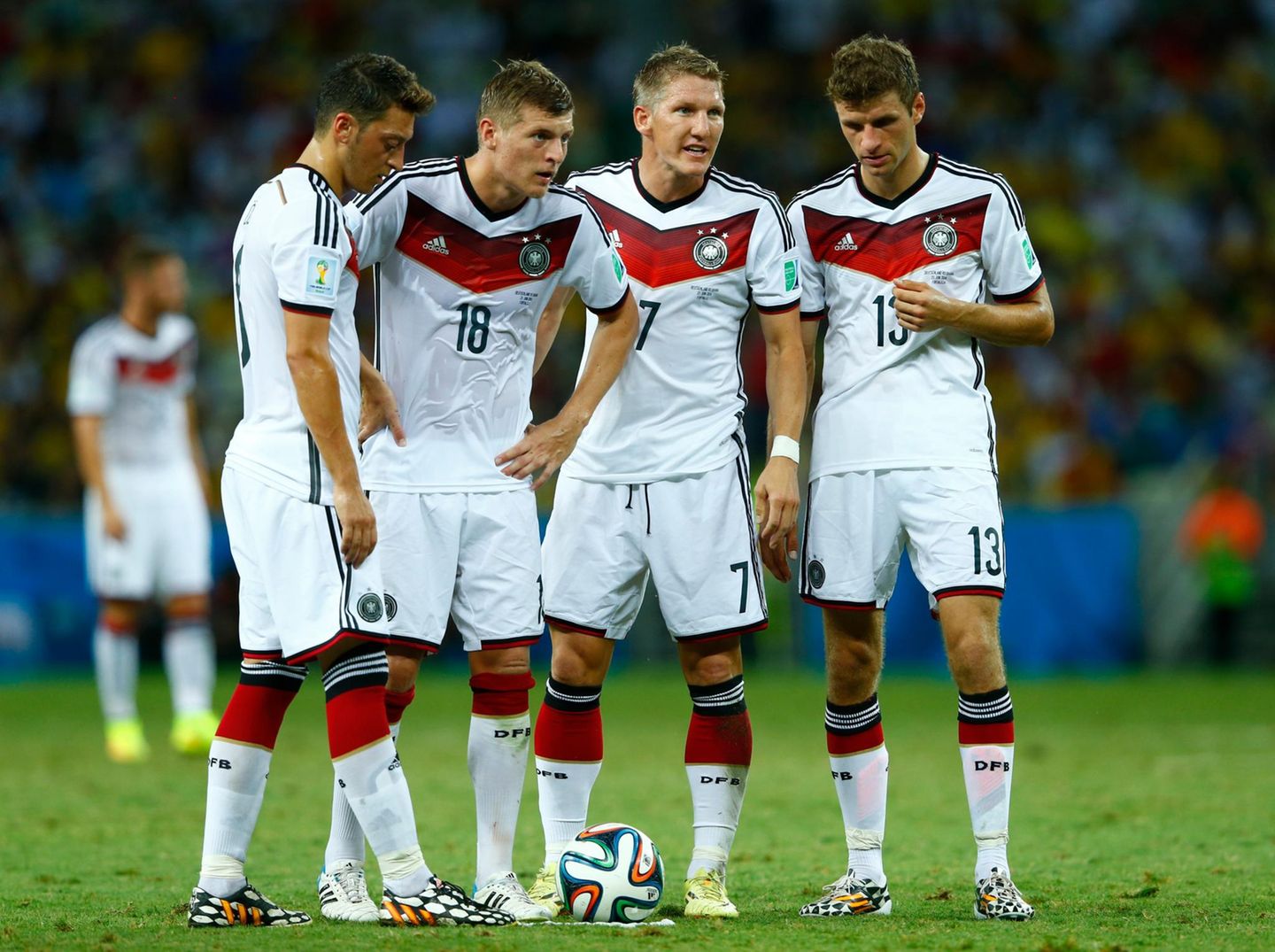 Mesut Özil, Toni Kroos, Bastian Schweinsteiger und Thomas Müller diskutieren über ihren Freistoß.