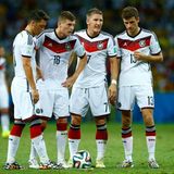 Mesut Özil, Toni Kroos, Bastian Schweinsteiger und Thomas Müller diskutieren über ihren Freistoß.