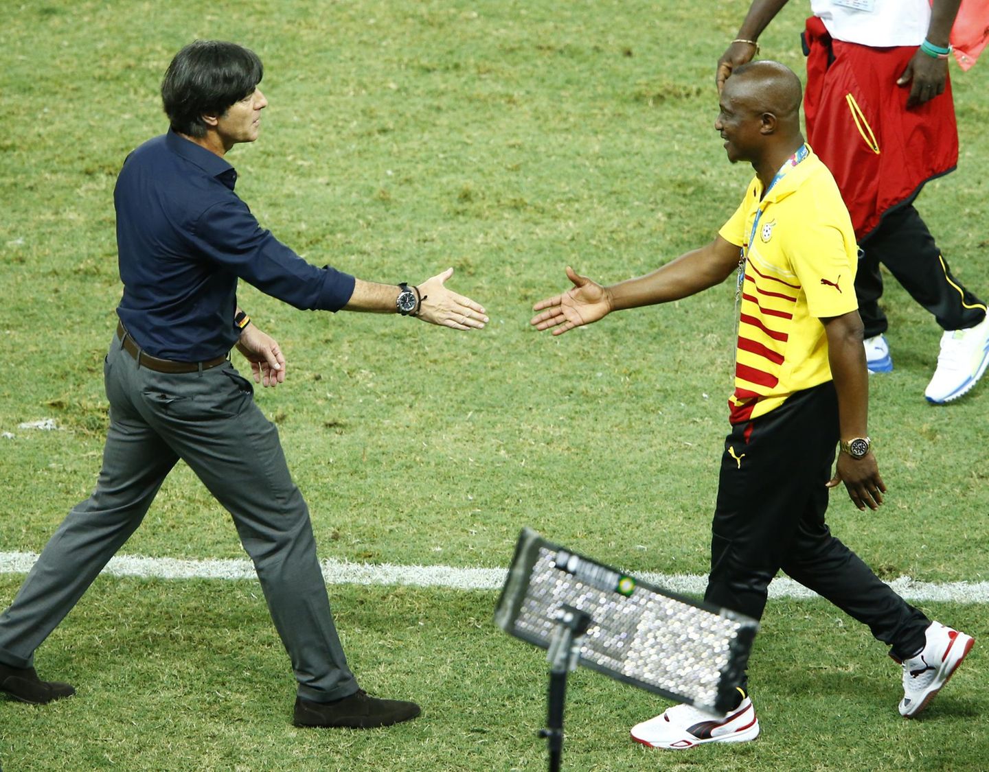 Ein Spiel auf Augenhöhe: Jogi Löw und Ghanas Trainer Kwesi Appiah reichen sich nach Abpfiff die Hände.