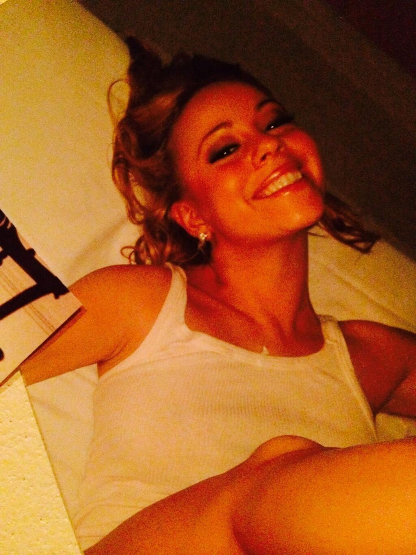 Zeitmaschine Twitter: Mitte Juni 2014 postete Mariah Carey diesen Schnappschuss zusammen mit weiteren Fotos ihrer Kinder. Dazu schrieb sie: "Schöne Moment mit #dembabies...so viel Glück!!" Peinlich nur, dass die Aufnahme von Carey aus dem Jahr 1997 stammt. Da flunkerte die 40-Jährige vor ihren 15 Millionen Followern ganz schön mit dem Alter. Dass sie glaubte, damit durchzukommen, ist ja der eigentliche Skandal.