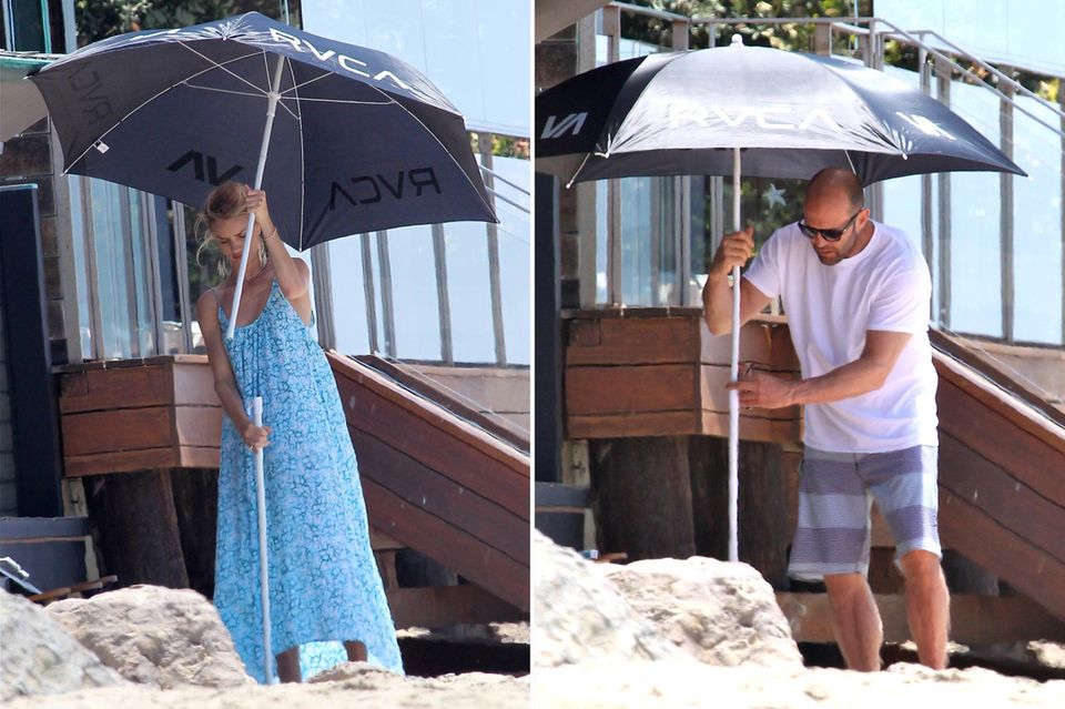 Schön zu sehen, dass auch die Stars mal Alltags-Probleme haben: Rosie Huntigton-Whiteley und Jason Statham versuchen am Strand von Malibu einen Sonnenschirm aufzubauen. Schön zu sehen, dass auch die Stars mal Alltags-Probleme haben: Rosie Huntigton-Whiteley und Jason Statham versuchen am Strand von Malibu einen Sonnenschirm aufzubauen.