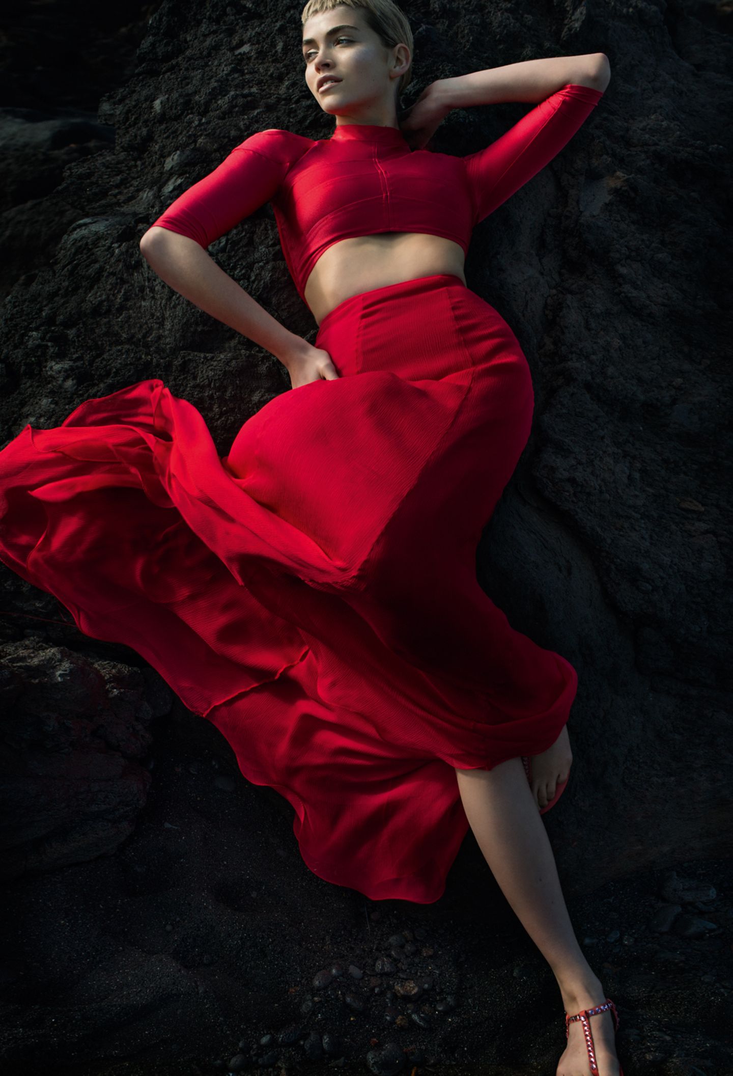 Feuriger Flamenco  Knallrotes Kleid mit schwingendem Rock. Cut-outs an den Schultern – und an der vorderen Mitte. Dadurch sieht es von vorn wie ein Zweiteiler aus. Von Aigner. Sandalen mit Strass, von Strenesse