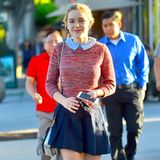 Wem könnte der Schulmädchen-Look besser stehen als dem 15-jährigen "Mad Men"-Star Kiernan Shipka. Die Jungschauspielerin leuchtet mit den Blau-und Rottönen ihres Outfits in der Sonne Los Feliz besonders schön.