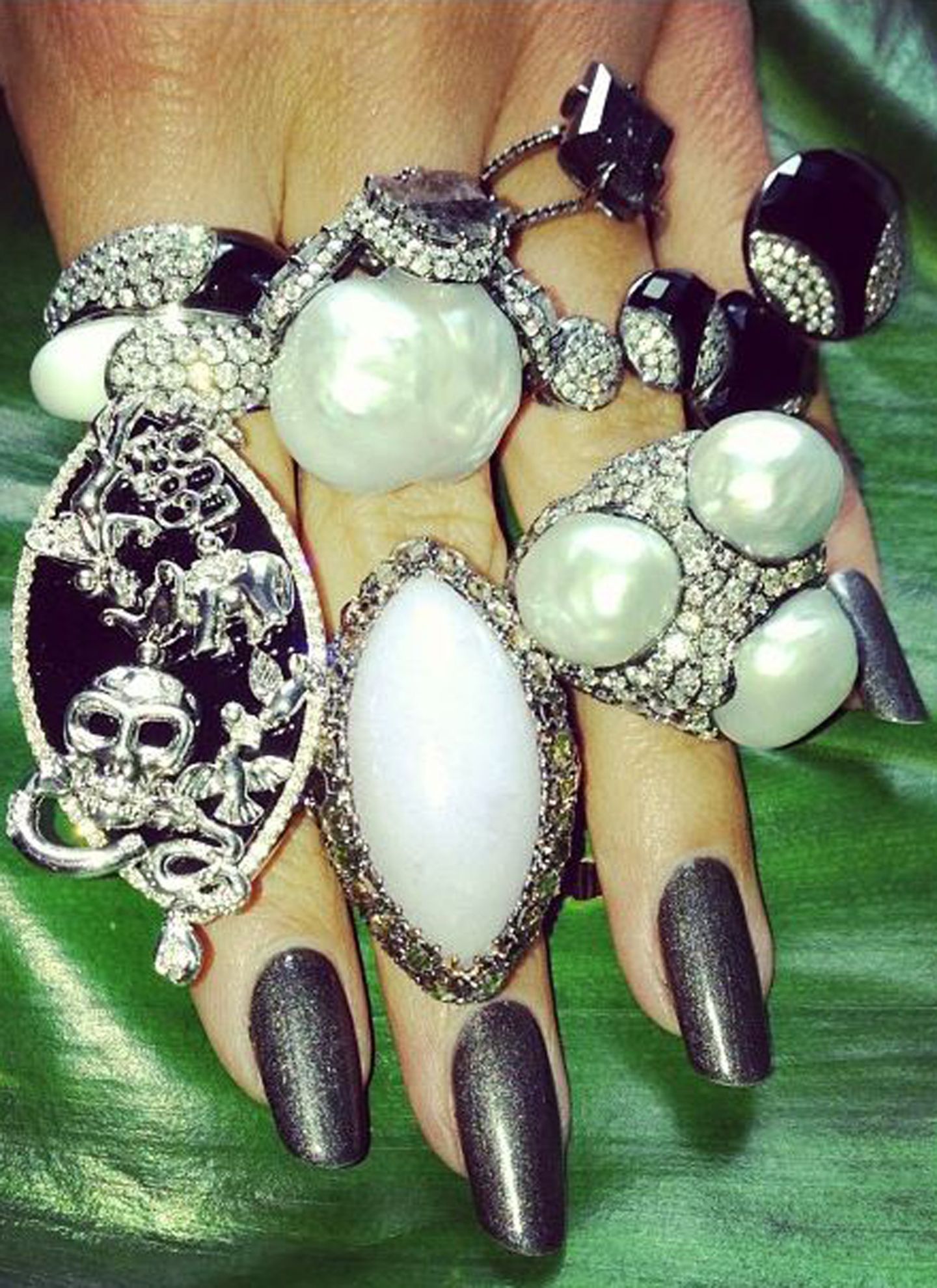 Heidi Klum hat mit ihren cool manikürten Krallen ein echtes Luxusproblem auf Instagram: Welchen Ring nehme ich denn bloß heute?