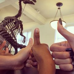 Nur die Dinos im "Natural History Museum" in New York hatten noch schärfere Krallen als Heidi Klum, die hier mit ihren Kindern ein "Daumen hoch" für die coole Präsentation postet.