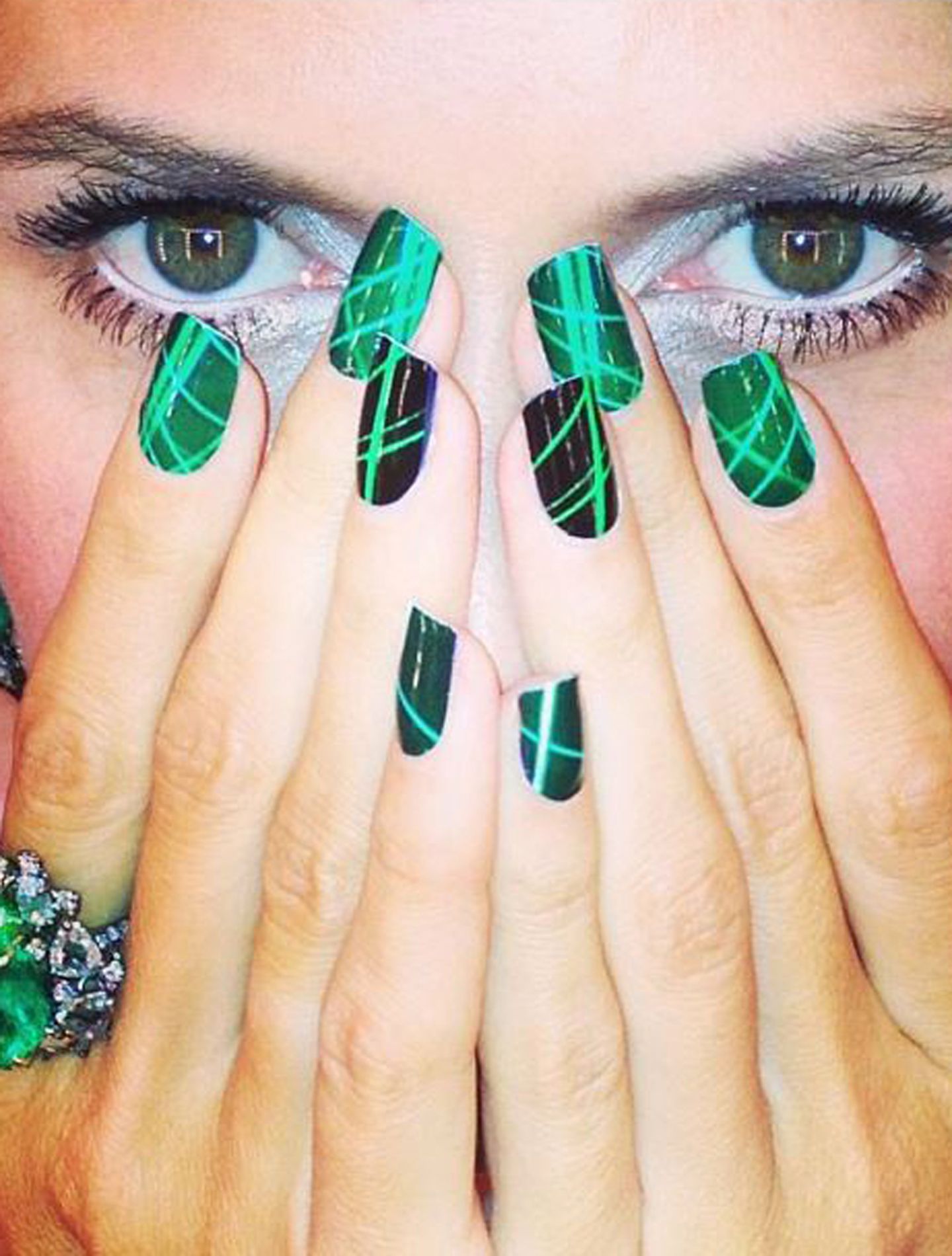 Einfach magisch sind Heidi Klums grüne Pop-Art-Nägel, die sie dramatisch inszeniert.