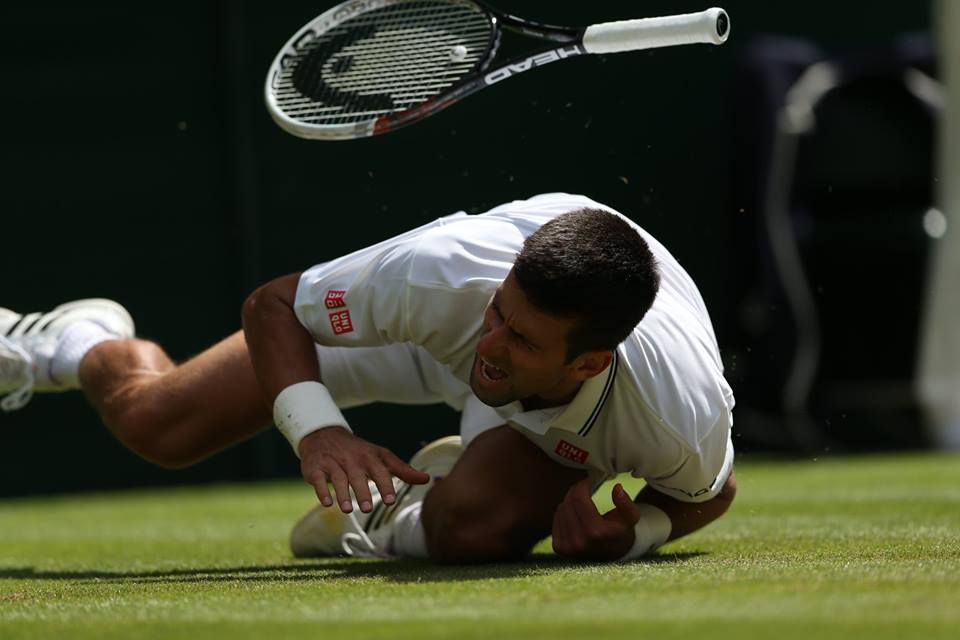 Novak Djokovic verletzt sich bei seinem Sturz im dritten Satz zwar an der Schulter, kann aber trotzdem das Match gegen Gilles Simon gewinnen. Novak Djokovic verletzt sich bei seinem Sturz im dritten Satz zwar an der Schulter, kann aber trotzdem das Match gegen Gilles Simon gewinnen.