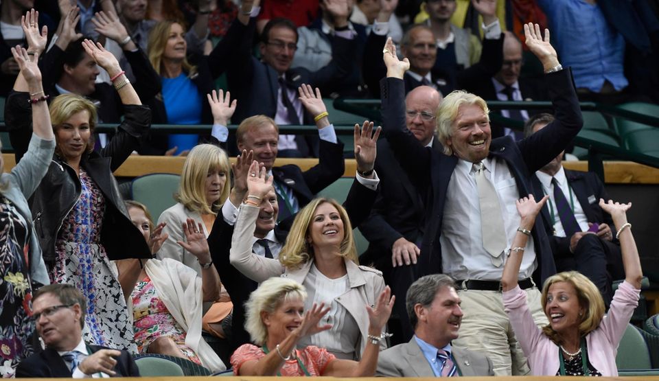Der Unternehmer Richard Branson fiebert von der Tribüne aus mit. Der Unternehmer Richard Branson fiebert von der Tribüne aus mit.