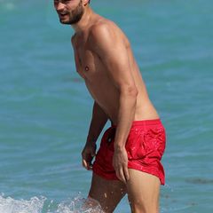 "Shades of Grey"-Beau Jamie Dornan begeistert am Strand mit seinem definierten Körper. Da wünscht man sich doch eigentlich, dass die rote Badehose noch ein wenig weiter hochrutscht, oder?