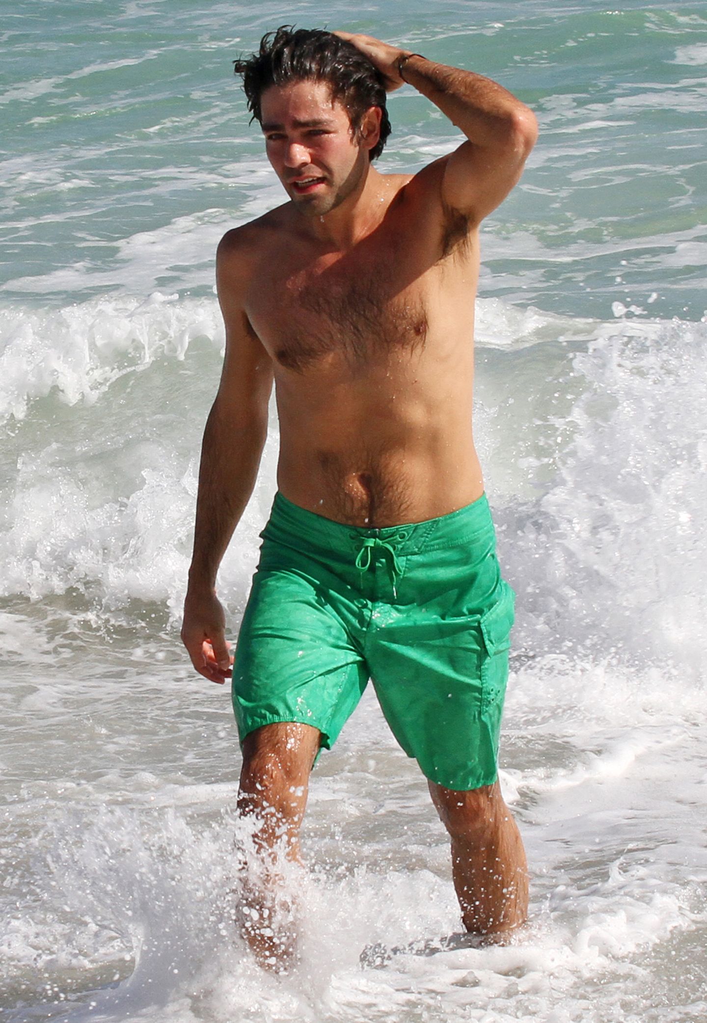 "Entourage"-Star Adrian Grenier zeigt am Strand nicht nur seinen trainierten Körper, er posiert gleich noch verführerisch und streicht sich lässig die nassen Haare aus dem Gesicht.