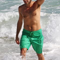 "Entourage"-Star Adrian Grenier zeigt am Strand nicht nur seinen trainierten Körper, er posiert gleich noch verführerisch und streicht sich lässig die nassen Haare aus dem Gesicht.