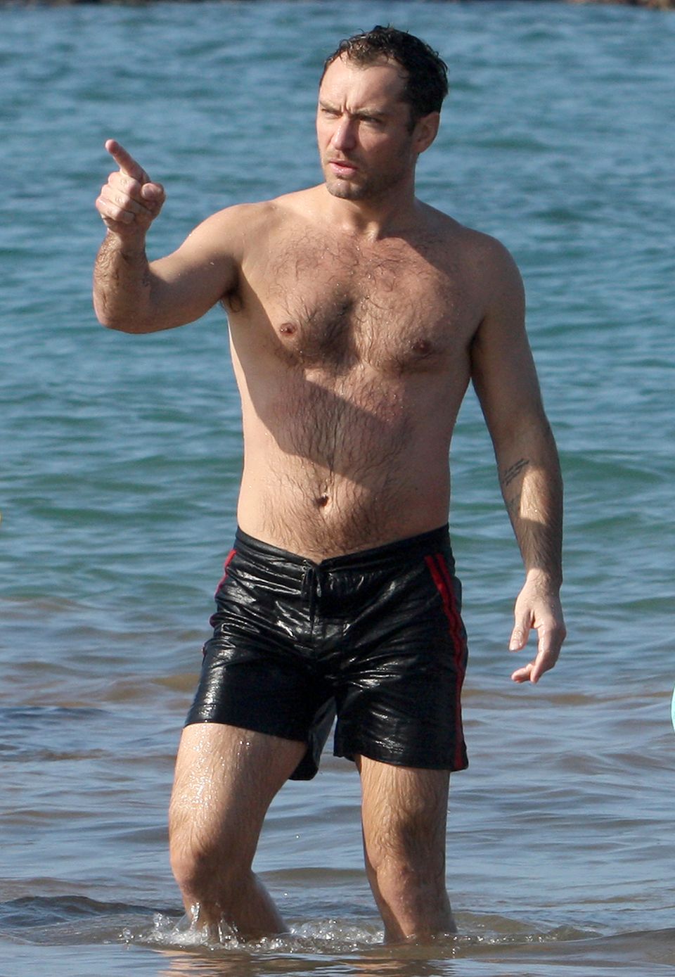 Jude Law hat zwar einige Geheimratsecken, seine beachtliche Körperbehaarung trägt der Brite aber voller Stolz zur Schau.